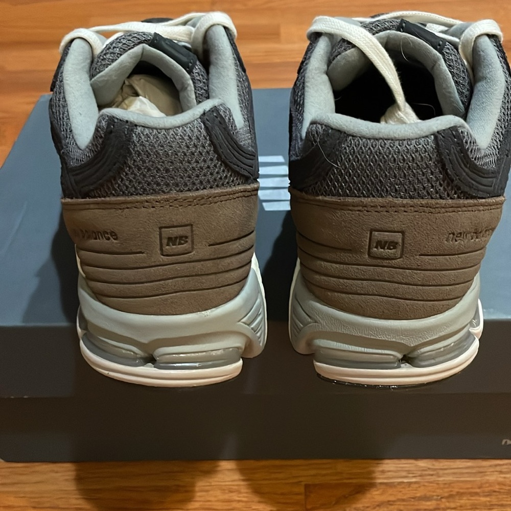 New Balance Men's black/brown w/ gray accents Sneakers size 11 New in the box - Picture 5 of 7